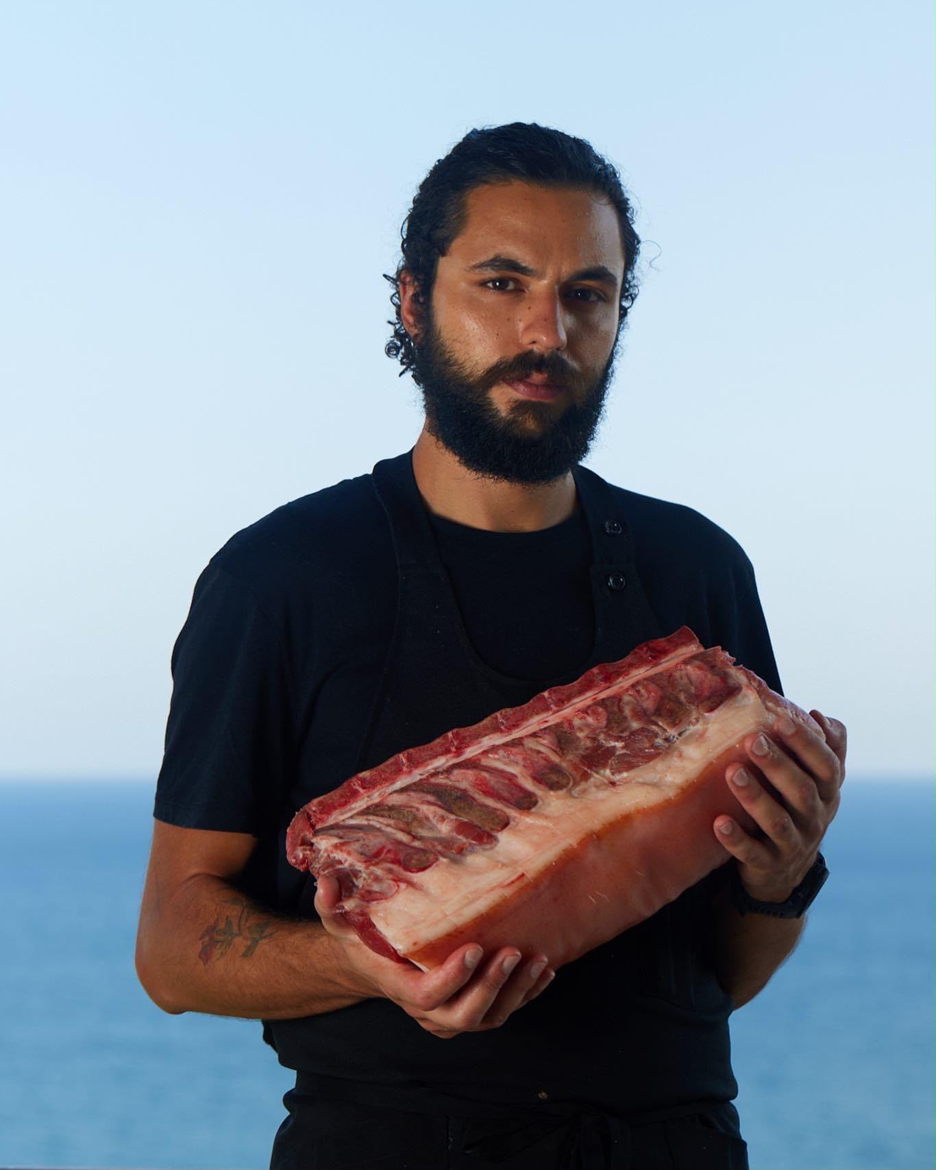 Stefano Luongo con una costata affacciato sul mare