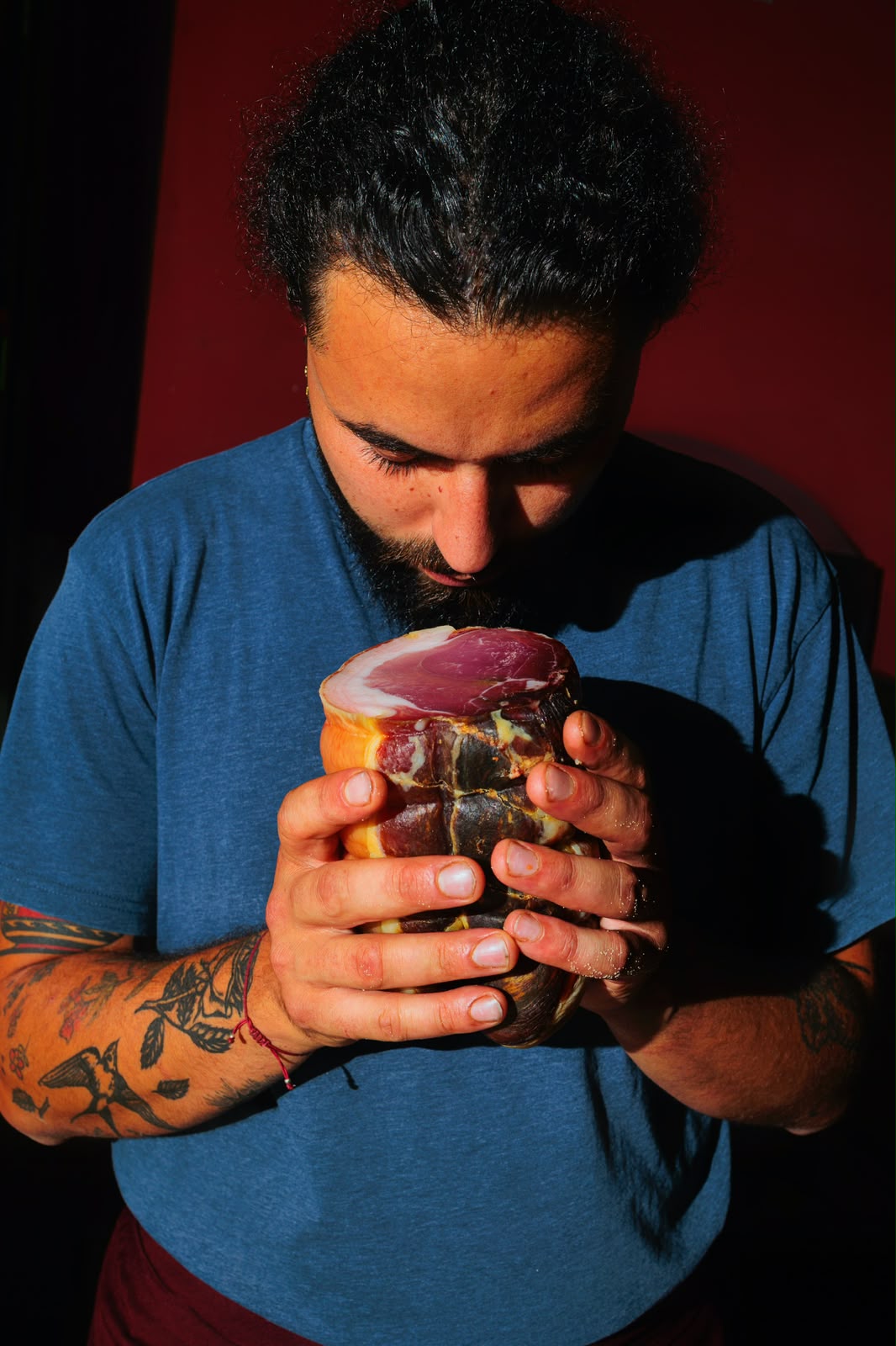 Stefano Luongo annusa un prosciutto durante la stagionatura