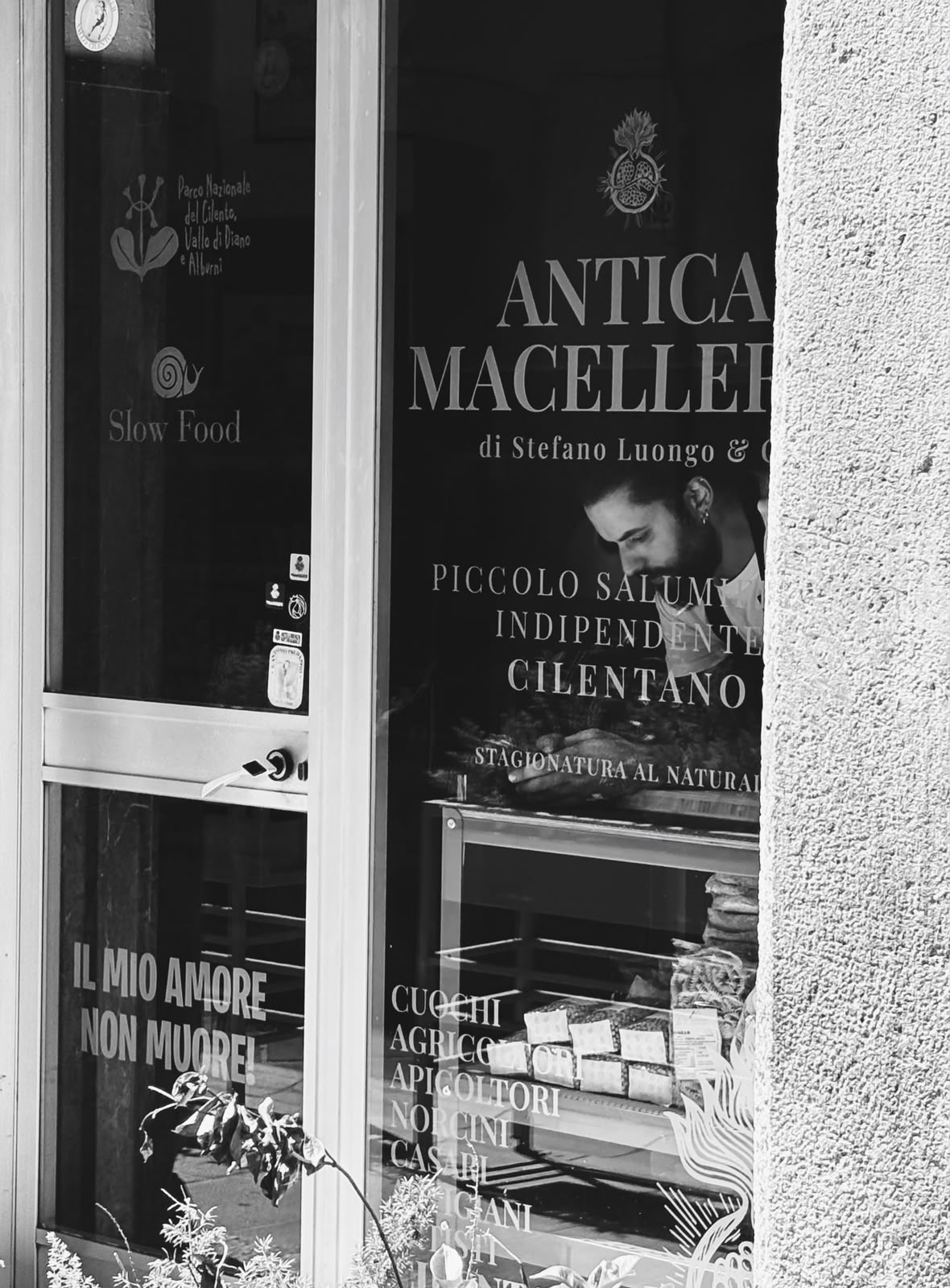 Vetrina del negozio con gli adesivi Slow Food e Parco Nazionale del Cilento