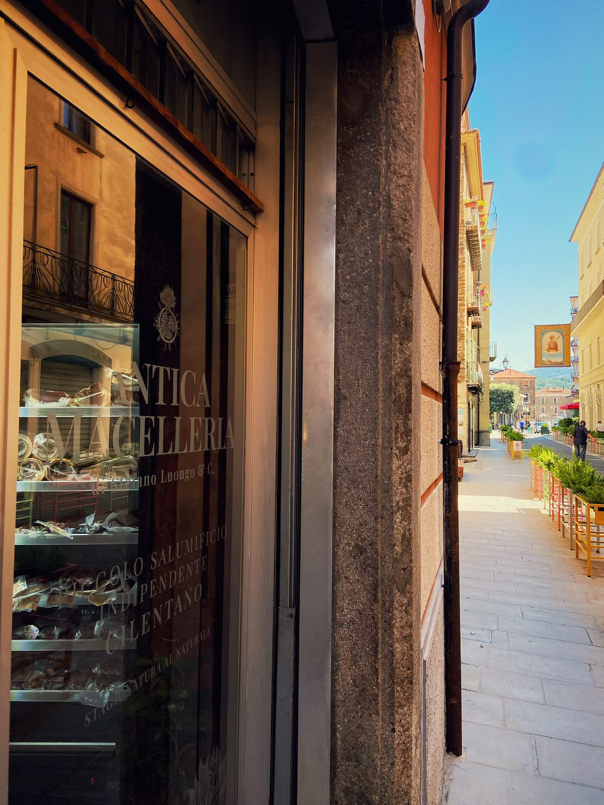 Vetrina della macelleria vista dalla strada